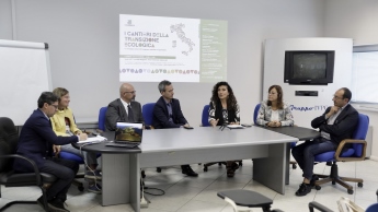 la-campagna-i-cantieri-della-transizione-ecologica-fa-tappa-in-campania-leader-sull-eolico